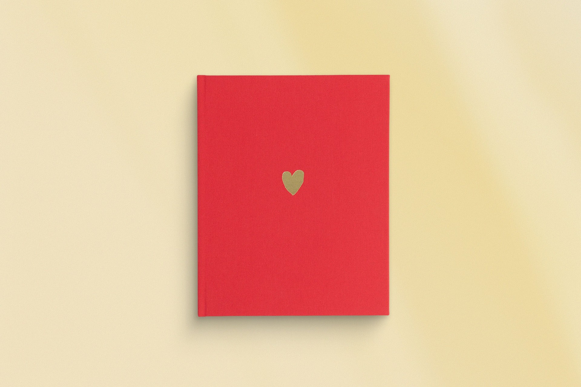 Вертикальная фотокнига в красном тканевом переплете