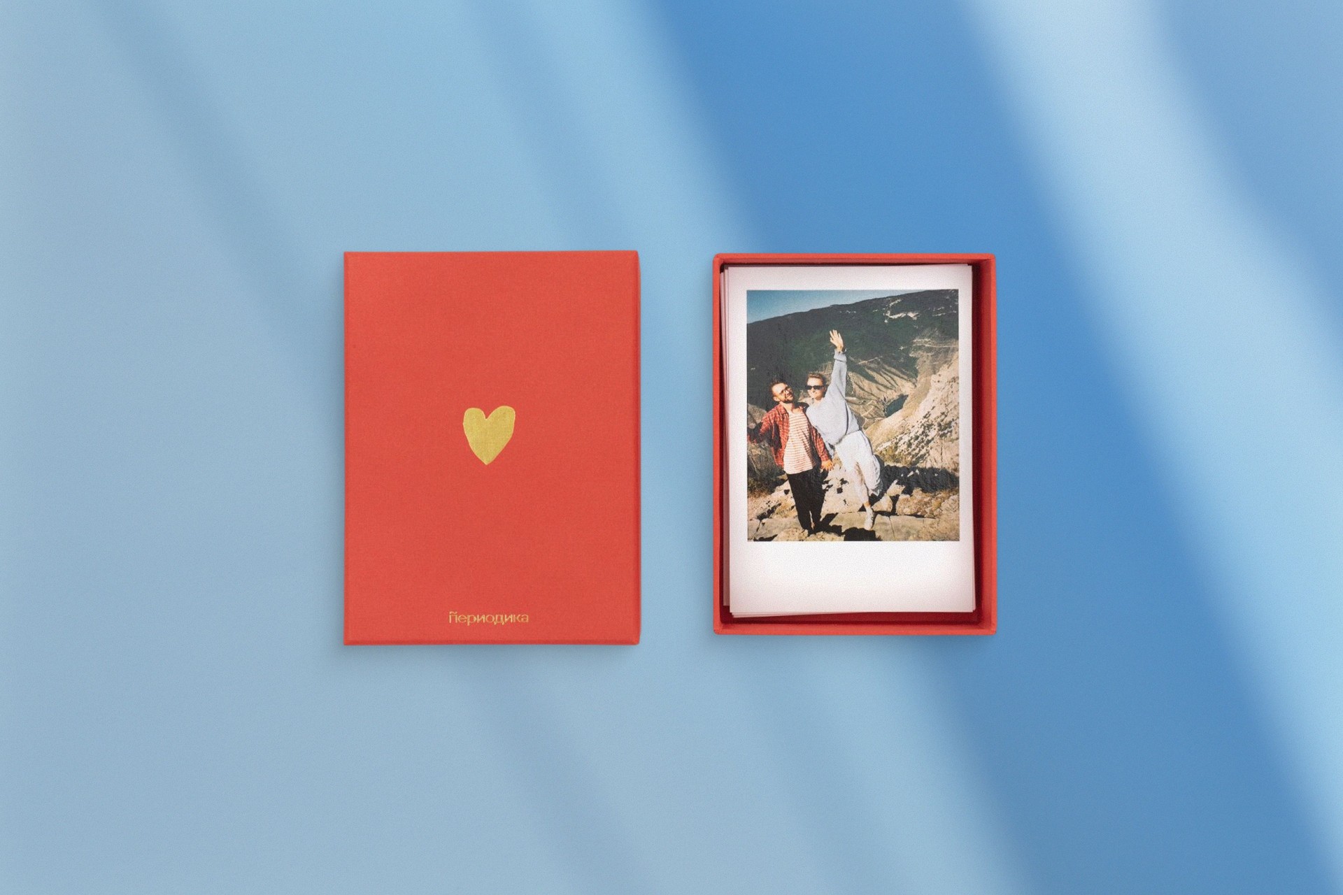 Полароидные снимки в красной подарочной коробке 