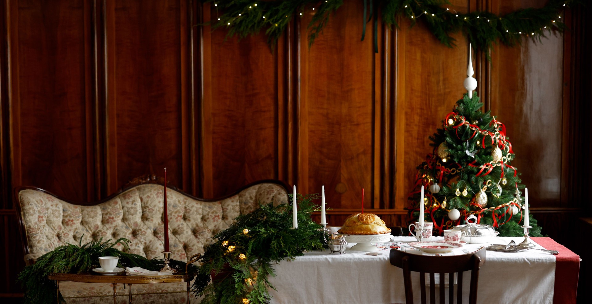 Сервировка стола на Новый год 2026: как украсить новогодний стол 