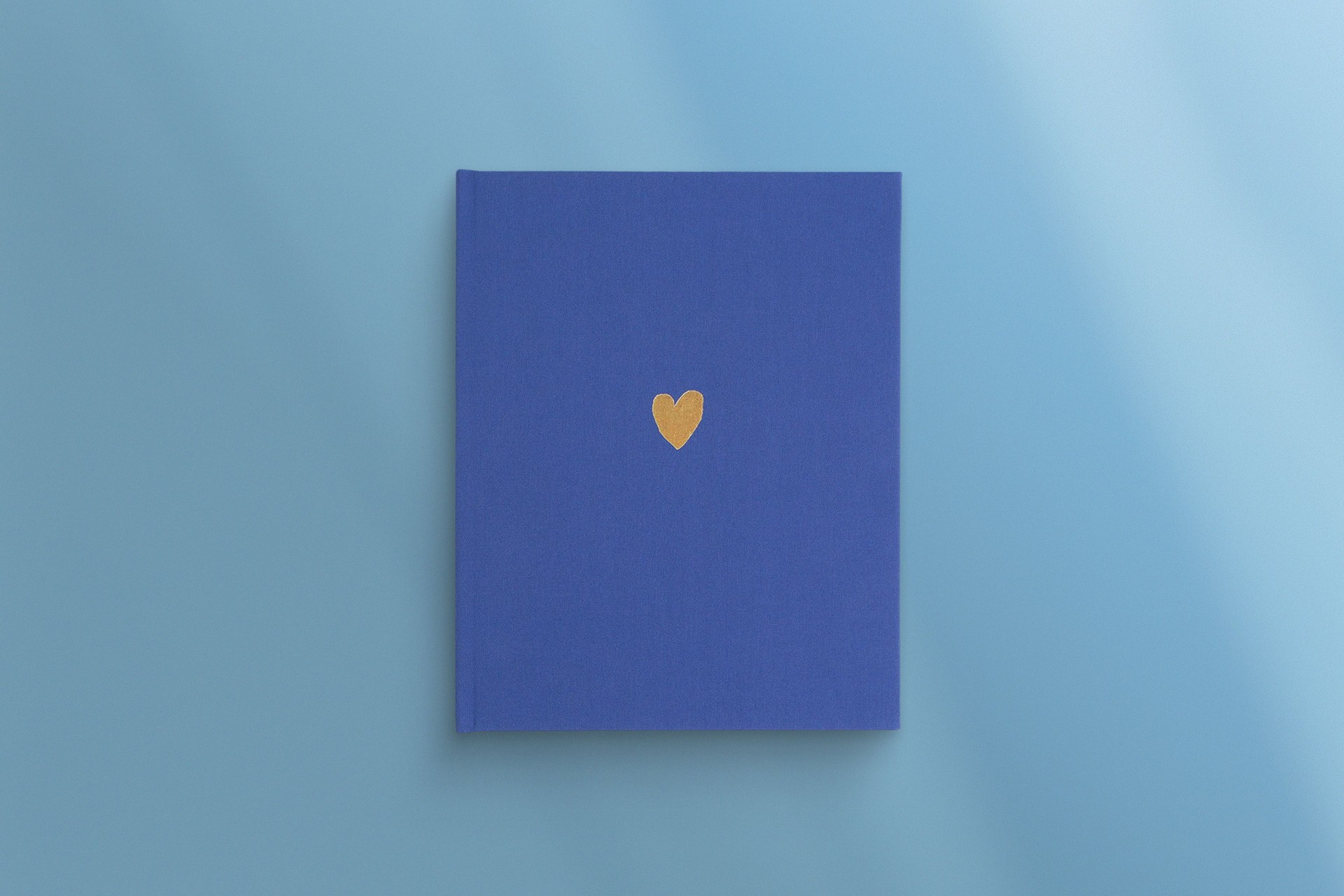 Вертикальная фотокнига в синем тканевом переплете