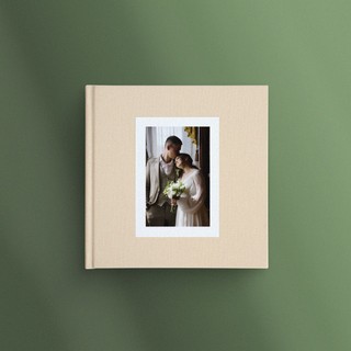 Квадратная фотокнига в бежевом тканевом переплете