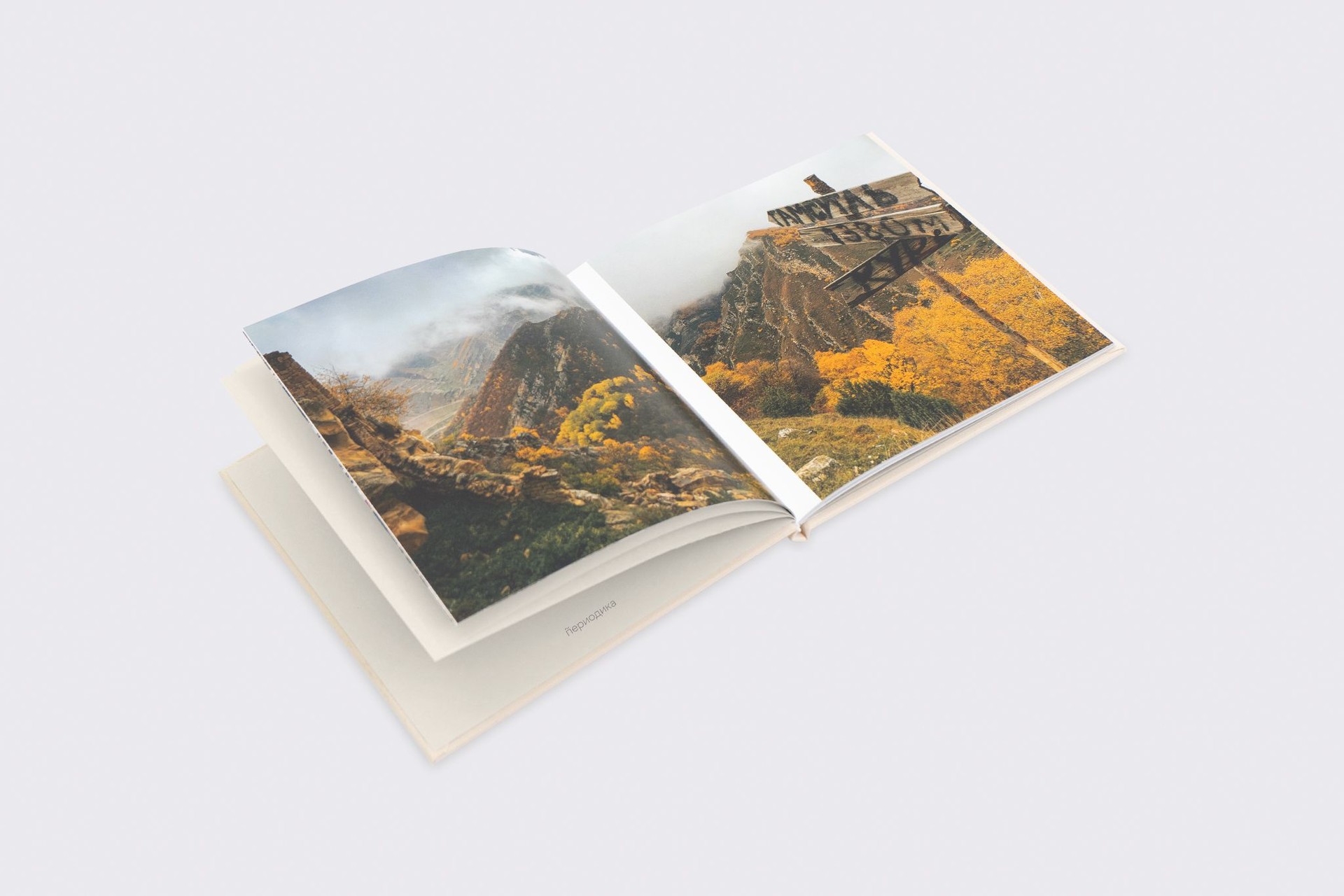 Квадратная фотокнига в бежевом тканевом переплете