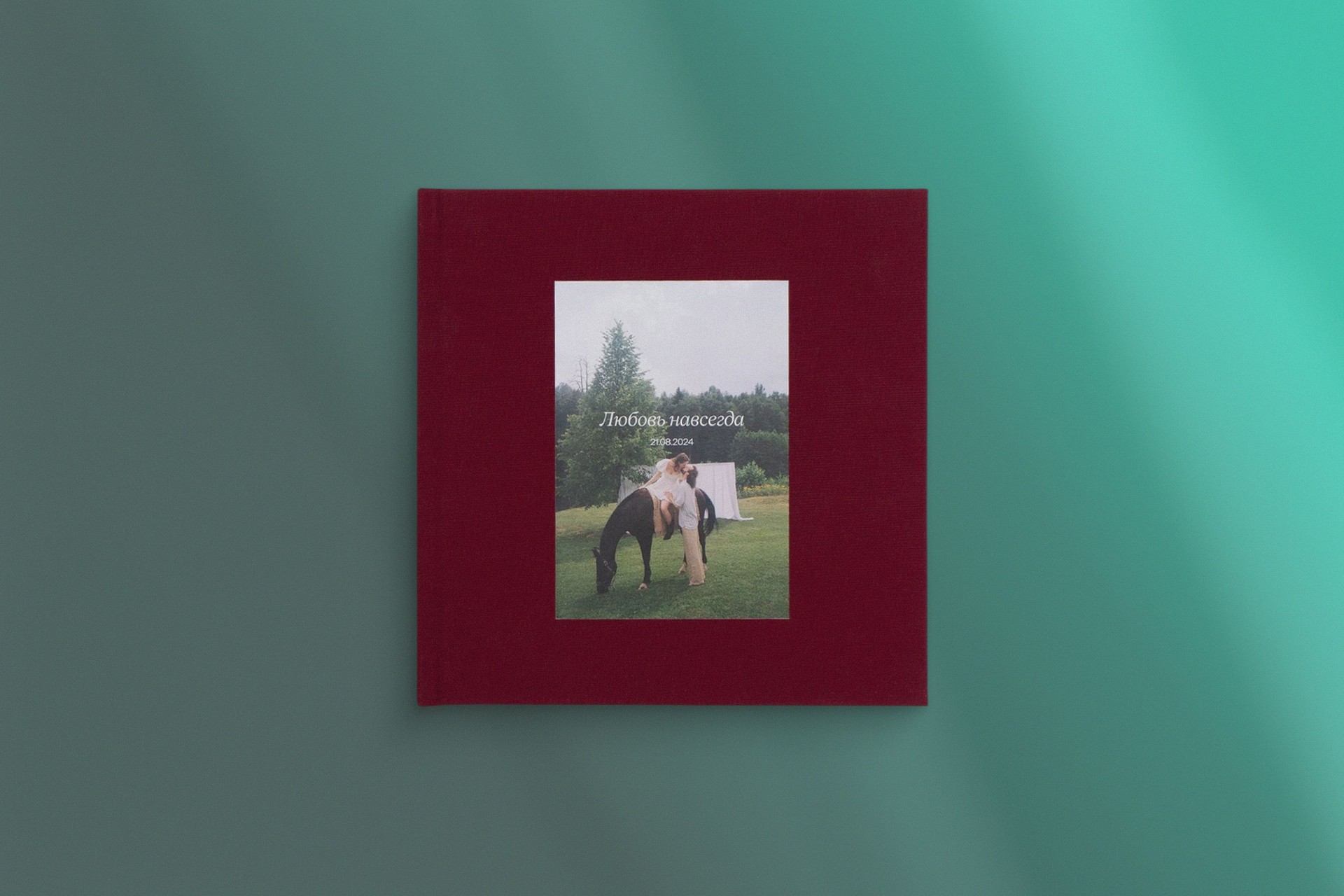 Квадратная фотокнига в бордовом тканевом переплете