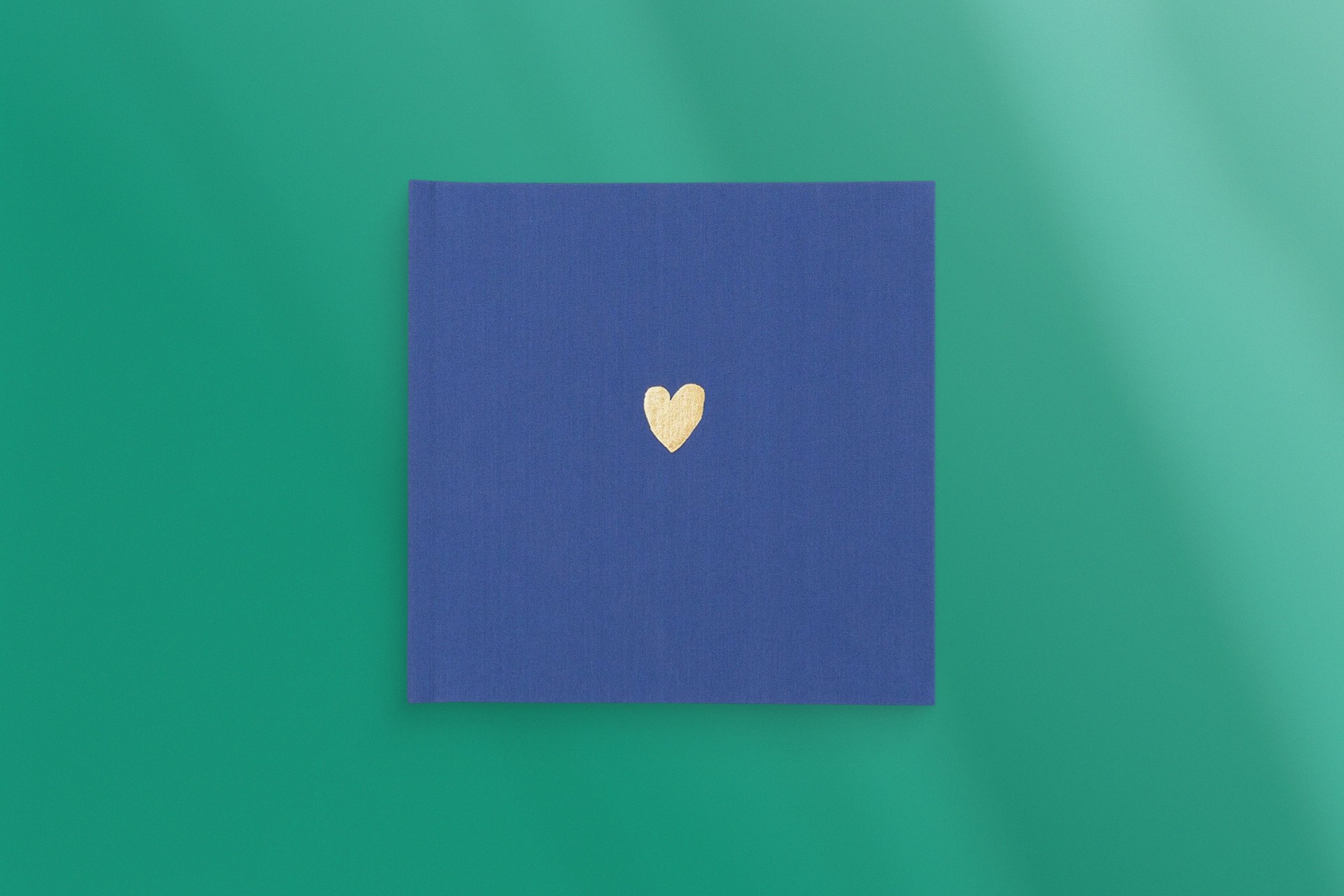 Квадратная фотокнига в синем тканевом переплете