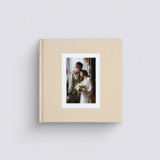 Квадратная фотокнига в бежевом тканевом переплете