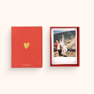 Полароидные снимки в красной подарочной коробке 