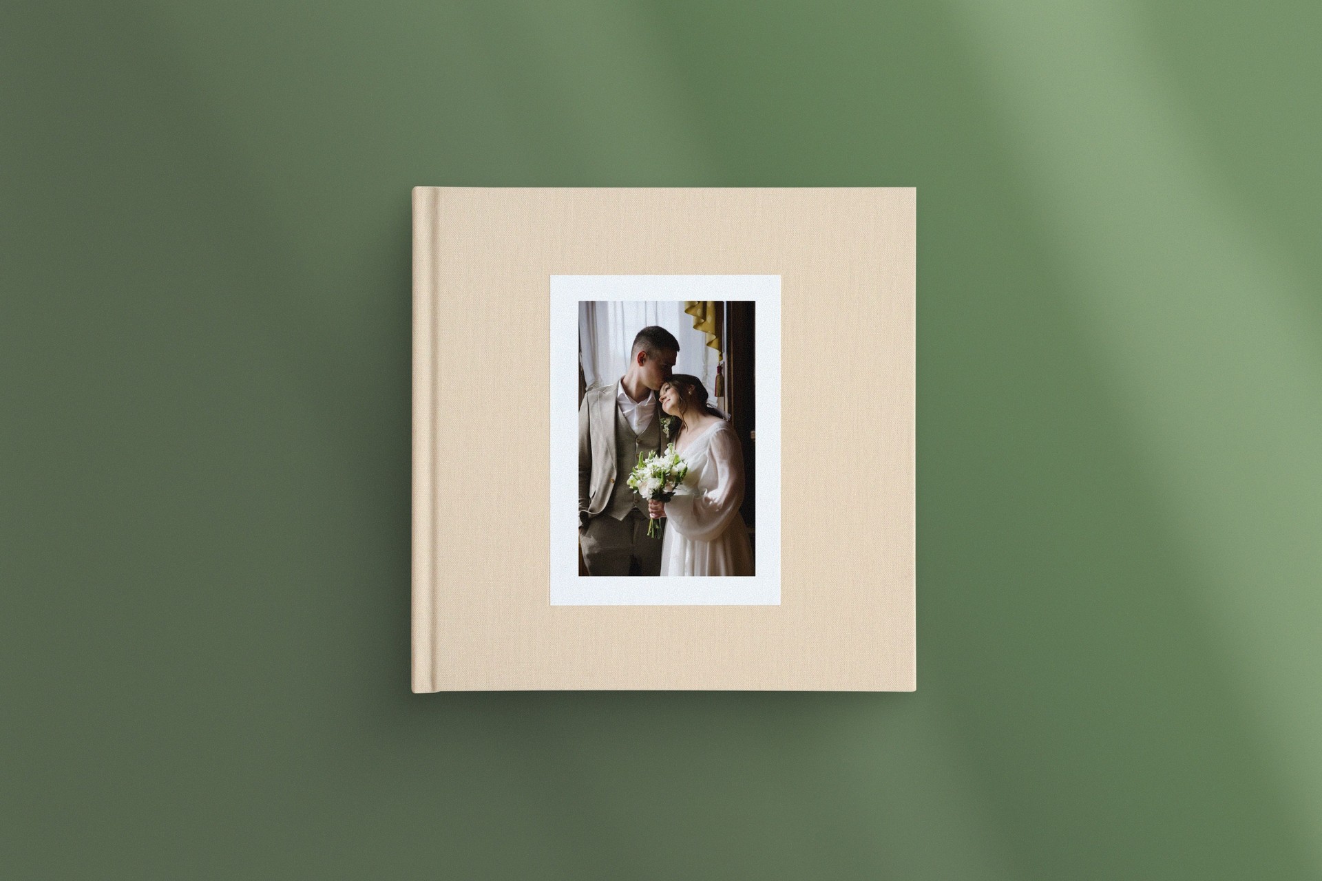Квадратная фотокнига в бежевом тканевом переплете