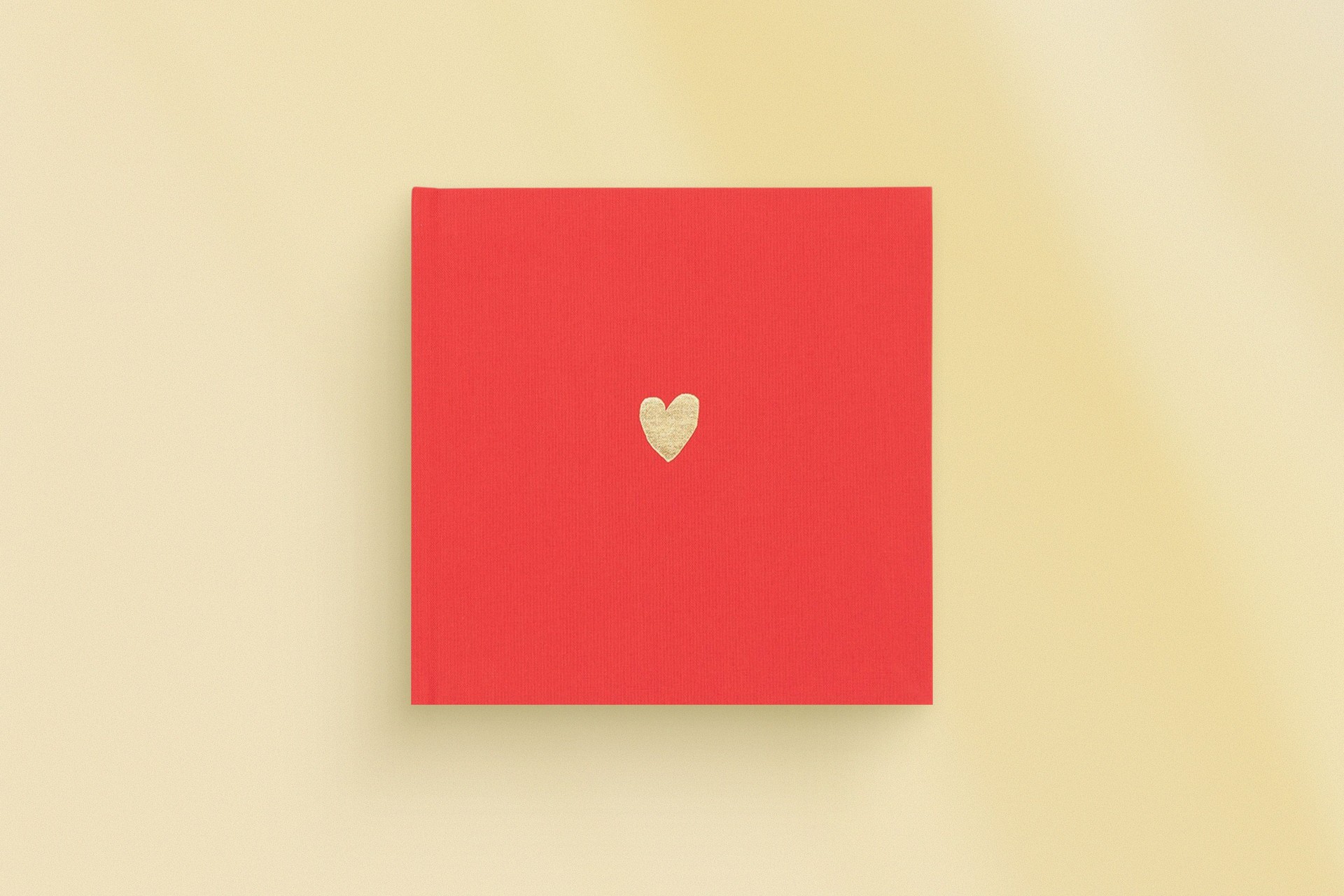 Квадратная фотокнига в красном тканевом переплете