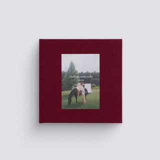 Квадратная фотокнига в бордовом тканевом переплете